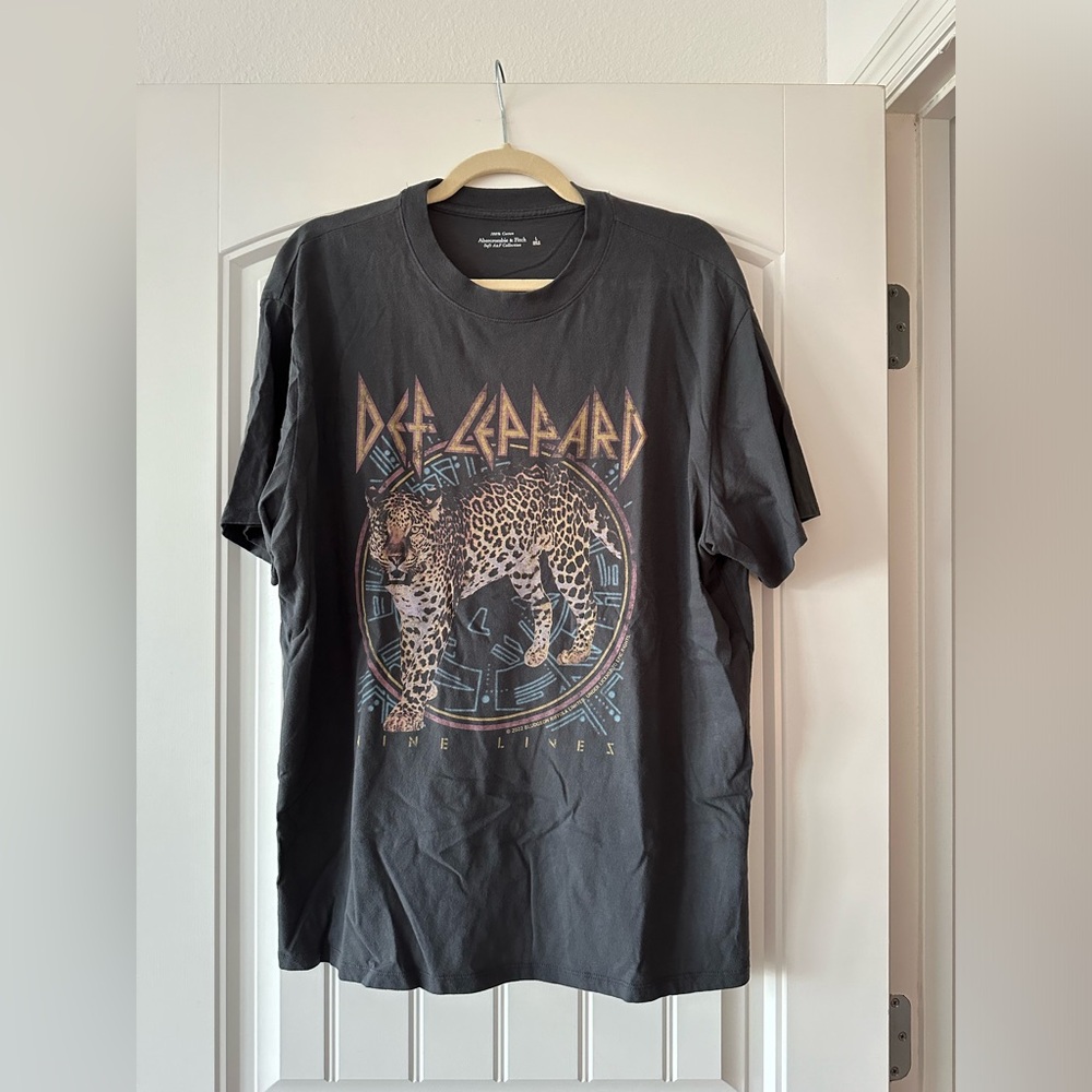 ABERCROMBIE & FITCH SOFT A&F COLLECTION DEF LEPPARD TEE